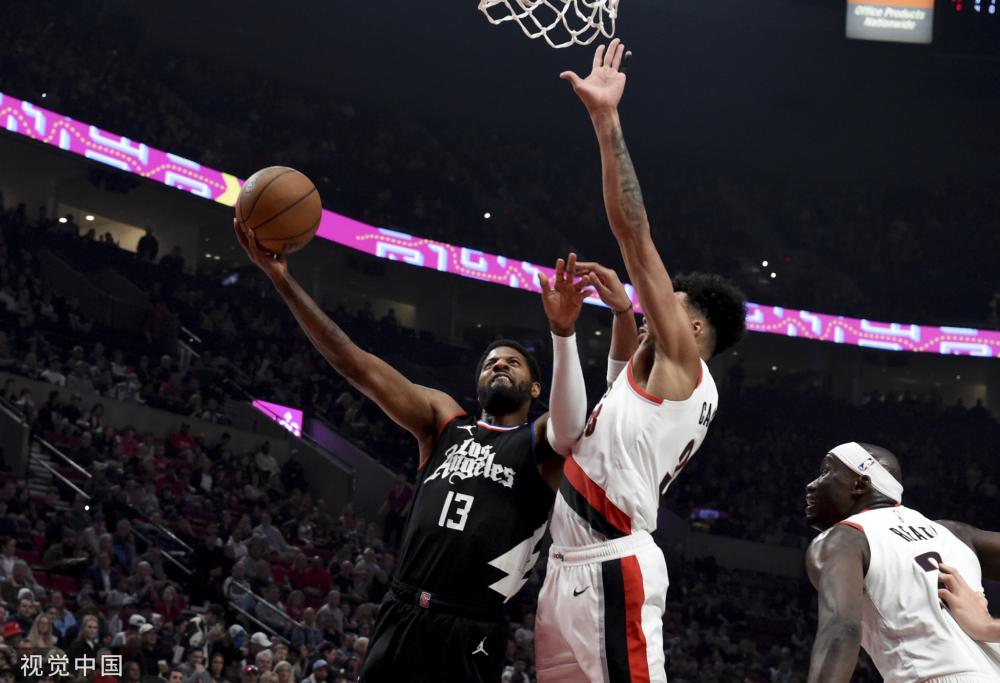 球迷通过电 球迷通过电